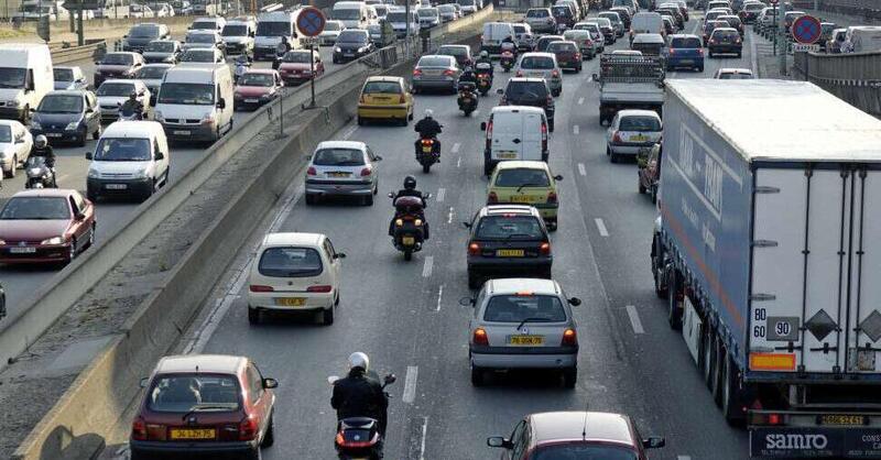 Francia: in arrivo nuove regole per le moto tra le corsie