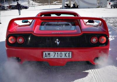 Il raro spettacolo: Ferrari F50 di malavoglia sulla neve perde qualche cilindro ma fa tanto rumore [video]