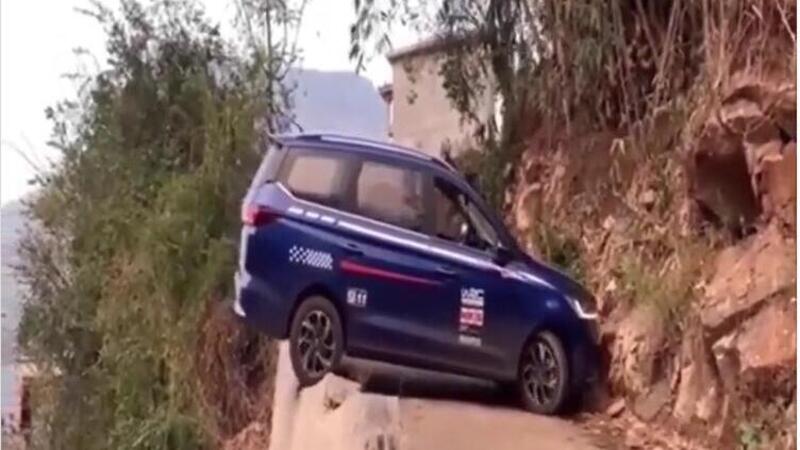 &quot;La giro con un dito, dove voglio&quot;: questo video fa ricredere sulle capacit&agrave; di invertire senso marcia in auto