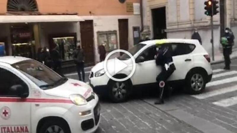 Esibizione da cinema in piazza: automobilista scappa con agente aggrappato al finestrino [e addetto rimozione in macchina!]