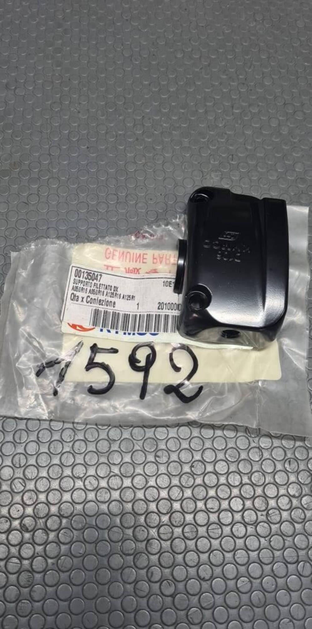 SUPPORTO FILETTATO DX AGILITY TUTTI Kymco