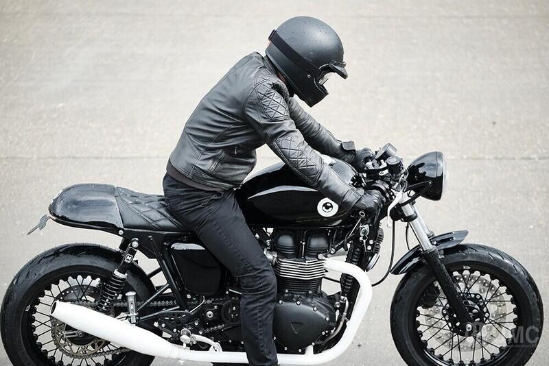 Triumph Thruxton 900 White Deuce. Il bianco vince