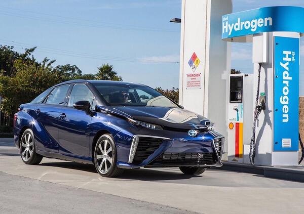Auto a idrogeno, anche Toyota fa un passo indietro. Ecco perch&eacute; 