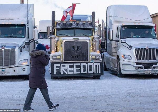 Elon Musk elogia i camionisti no vax del &ldquo;Freedom Convoy&rdquo;, una colonna di 70 chilometri