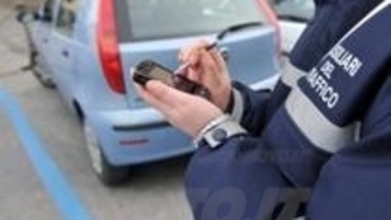 Strisce blu: niente multa per chi sfora dall'orario  