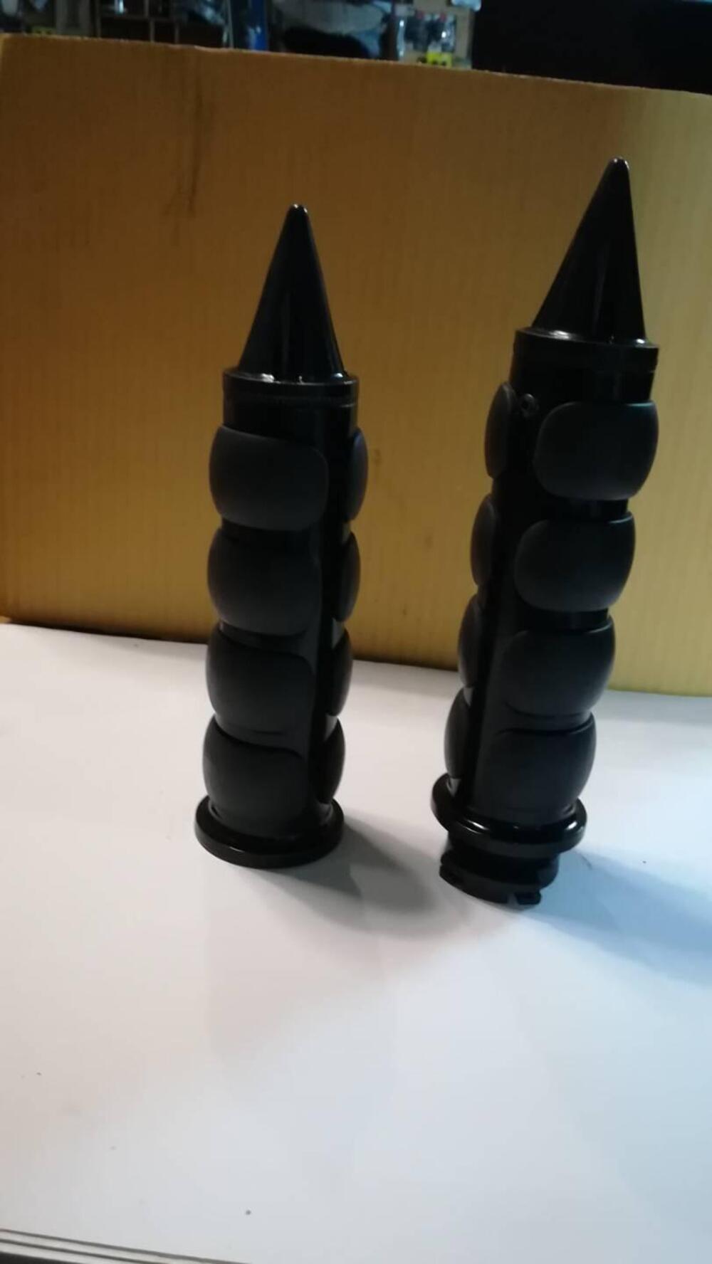 Manopole custom con teminale a punta Küryakyn (2)