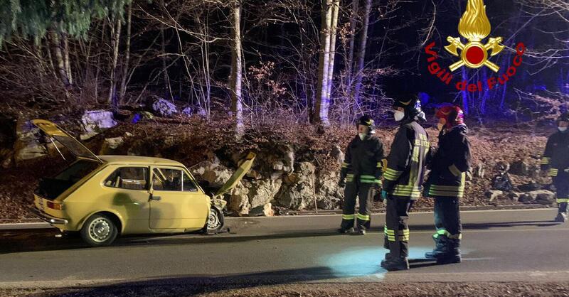 Brutto compleanno dei 50 per l&rsquo;antenata Fiat Punto Cross Hybrid: Fiat 127 crashata contro un masso