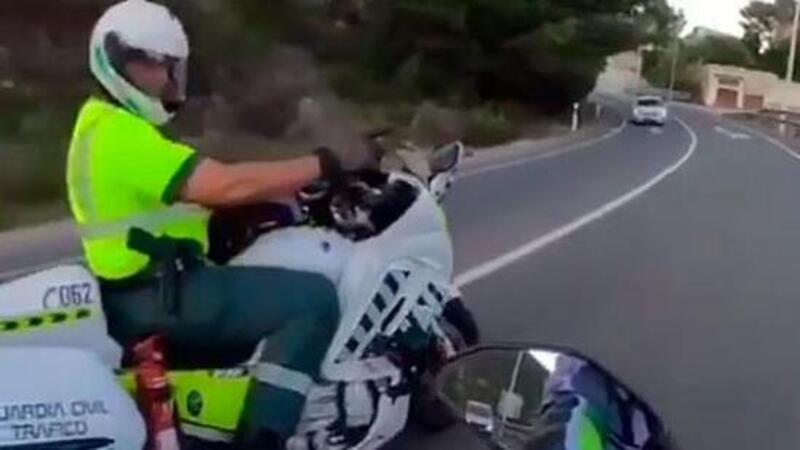 Sorpassa con la linea continua, ma non si accorge dei poliziotti in moto: multa sicura! [VIDEO]