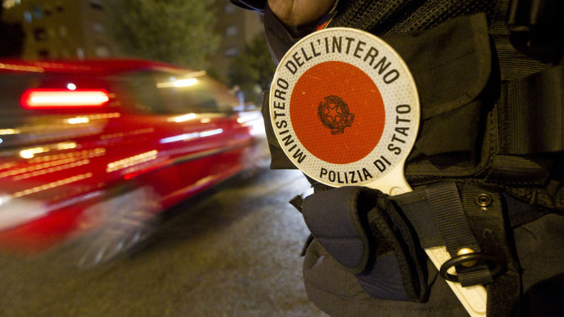 Scappa dalla polizia sulla Fiat 500 a 180 Km/h in citt&agrave;: per rubare l&#039;incasso del bar