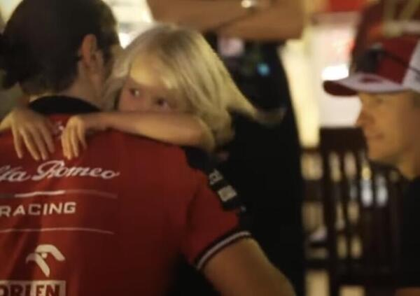 [VIDEO] L&#039;emozionante addio tra Giovinazzi e la famiglia Raikkonen: &quot;Vi aspetto in Italia per mangiare tanta pizza&quot;