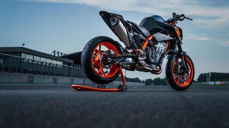 KTM 890 Duke R 2022: Arriva la colorazione Atlantic Blue