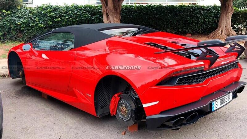 Rubare le ruote alla supercar laciandola sui mattoni: accade in Grecia [Lambo]