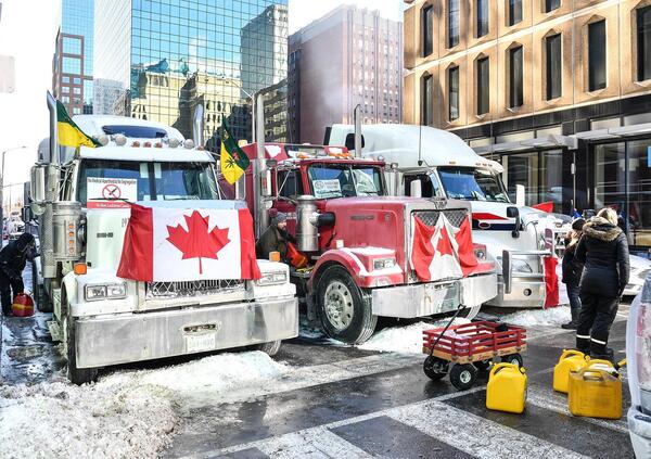 I camionisti no vax bloccano la capitale canadese: occhio che pu&ograve; succedere anche a Roma