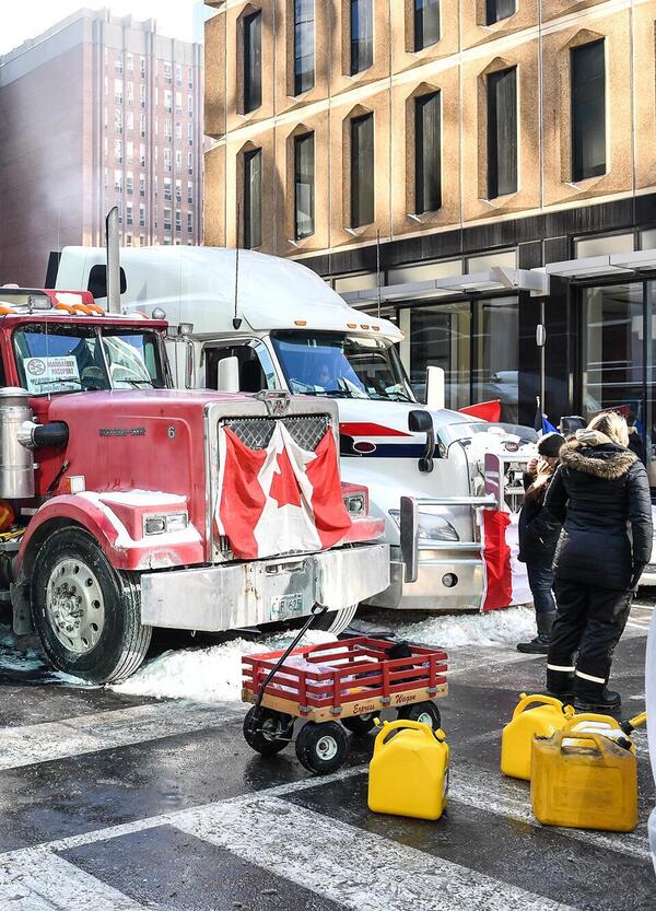 I camionisti no vax bloccano la capitale canadese: occhio che pu&ograve; succedere anche a Roma