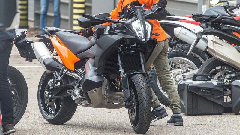 KTM 890 Adventure S: spunta la crossover con avantreno da 17 [Foto Spia]