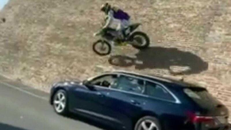 Ecco come Axell Hodges e la sua moto scalano le mura di Tavullia (e un&rsquo;Audi) [VIDEO]