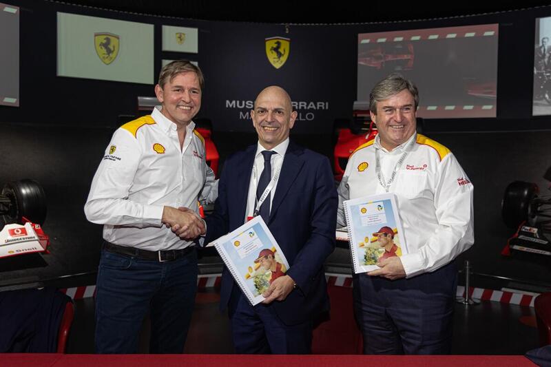 L&#039;accordo fra Shell e PAD. Da  sinistra Huibert Vigeveno (Downstream Director), Enrico Zampedri (chairman PAD Multienergy) e Istvan Kapitany (Shell Global Executive Vice President Mobility)