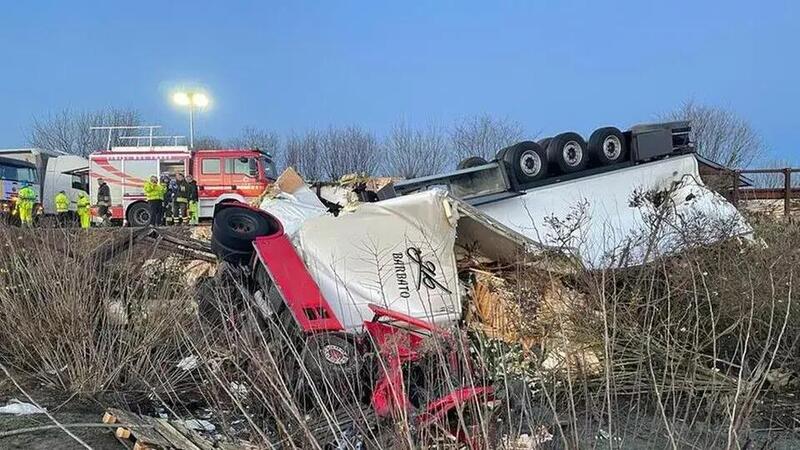 Tremendo incidente sull&#039;autostrada A22, oggi: camion bloccato nel fango e autista rinvenuto dopo ore