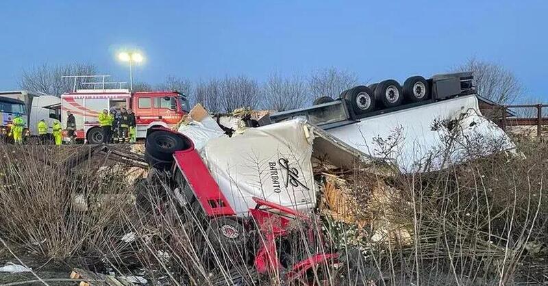 Tremendo incidente sull&#039;autostrada A22, oggi: camion bloccato nel fango e autista rinvenuto dopo ore