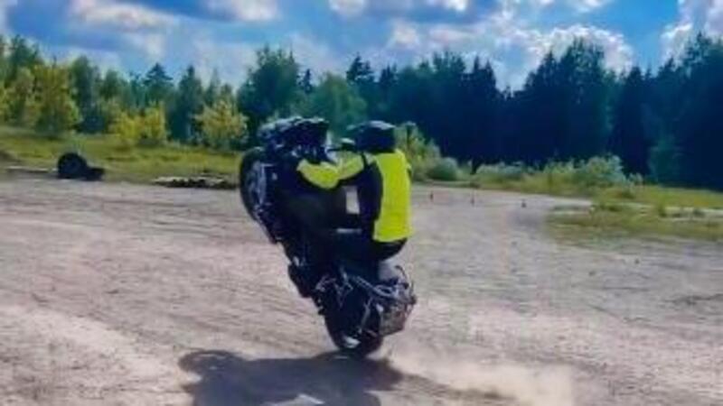 Saltare con una BMW GS? Giessisti, ci vogliono due pallets, ma non fatelo cos&igrave;! [VIDEO VIRALE]