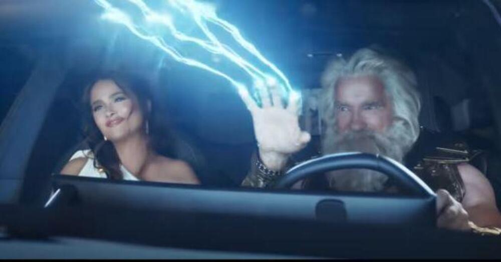 Super Bowl, Schwarzenegger e Salma Hayek sono Zeus ed Era nel nuovo spot Bmw 