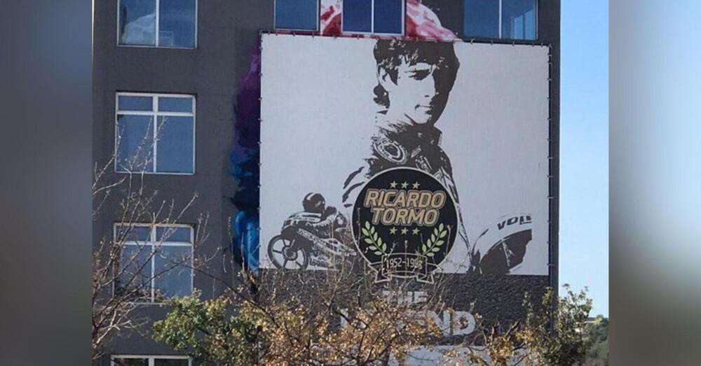 Vi ricordate l&#039;enorme murale di Valentino Rossi a Valencia? &Egrave; stato coperto da un poster di Ricardo Tormo