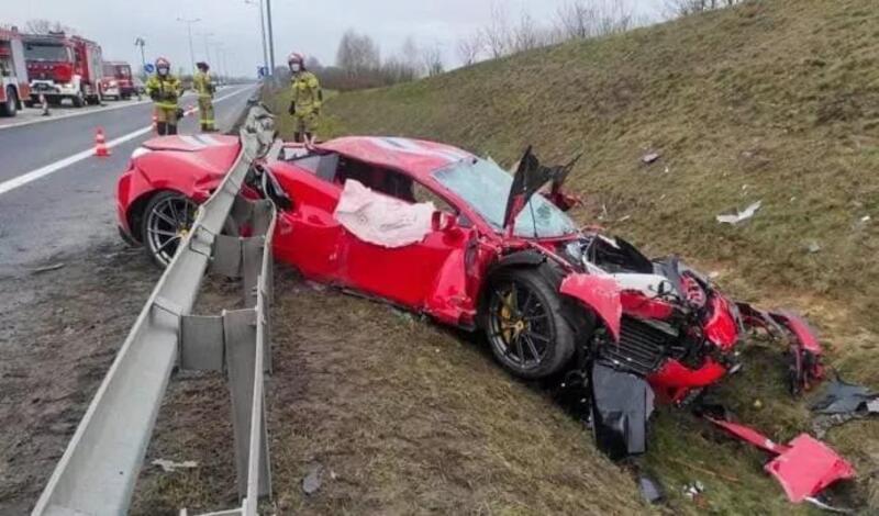 Danno pesante alla Ferrari 488 Pista: crash in autostrada ad alta velocit&agrave;