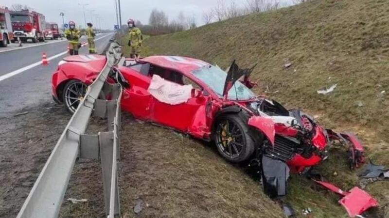 Danno pesante alla Ferrari 488 Pista: crash in autostrada ad alta velocit&agrave;