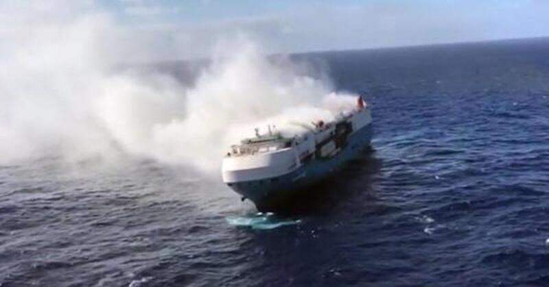 Nave cargo in fiamme nell&rsquo;Atlantico: l&#039;equipaggio &quot;abbandona&quot; migliaia di Porsche e Volkswagen