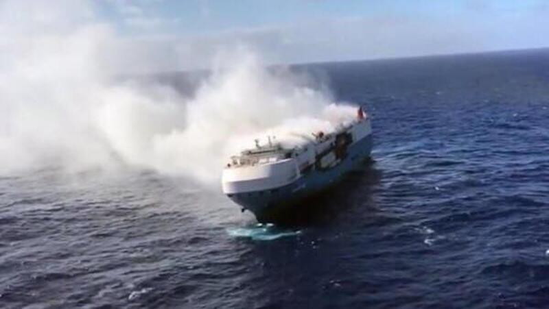 Nave cargo in fiamme nell&rsquo;Atlantico: l&#039;equipaggio &quot;abbandona&quot; migliaia di Porsche e Volkswagen