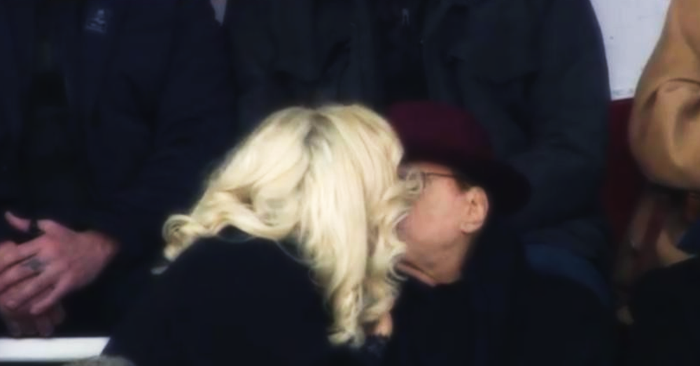 Silvio uno di noi: la poesia di un bacio allo stadio dopo un gol della tua squadra (nel suo caso sua letteralmente)