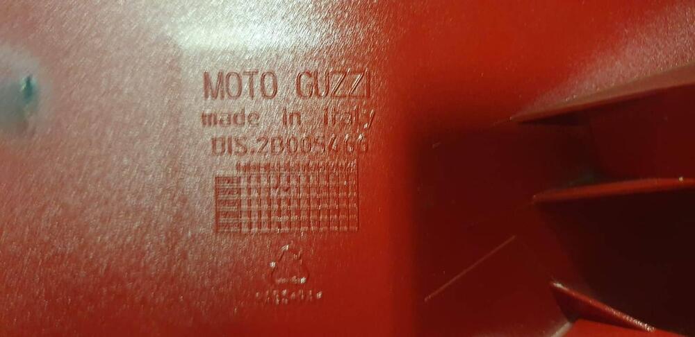 Coperchio serbatoio dx V85TT Rosso Vulcano E4 - VV Moto Guzzi (2)