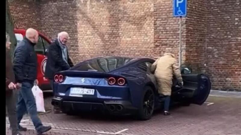 Gratificazioni motoristiche da pensione? L&#039;anziano che riprende l&#039;auto dal parcheggio invalidi, una Ferrari 812 Superfast