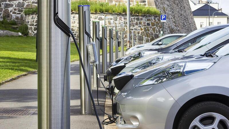 Incentivi auto: via libera ai contributi per ibride ed elettriche pari a 800 milioni di euro