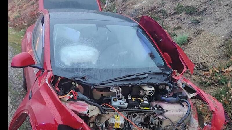 Acquaplaning ad alta velocit&agrave; con rischio morte tra le auto, evitato dalla Tesla Model Y [video]