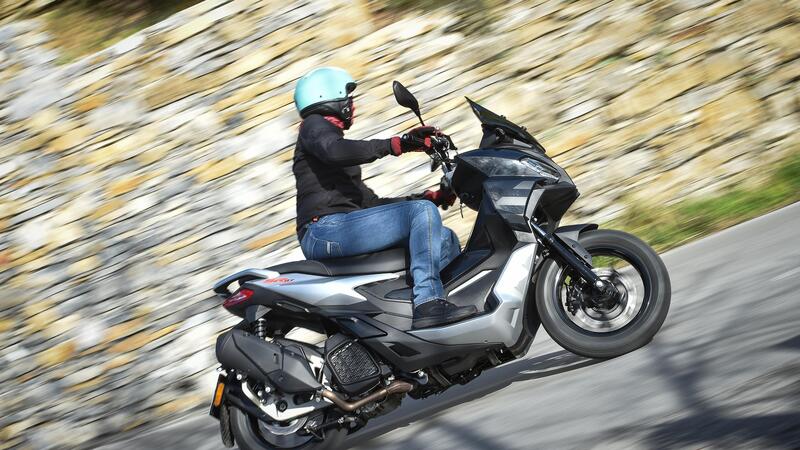 Aprilia SR GT 125 e 200 TEST: pi&ugrave; crossover che GT!