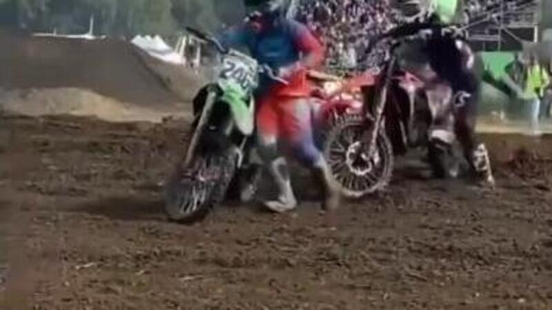 Un po&rsquo; motocross e un po&rsquo; wrestling: c&rsquo;&egrave; scappata la scazzottata! [VIDEO VIRALE]