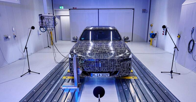 BMW i7: un video mostra il processo per farla viaggiare nel silenzio eliminando l’inquinamento elettromagnetico