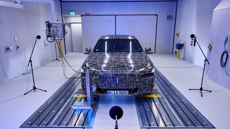 BMW i7: un video mostra il processo per farla viaggiare nel silenzio eliminando l&rsquo;inquinamento elettromagnetico