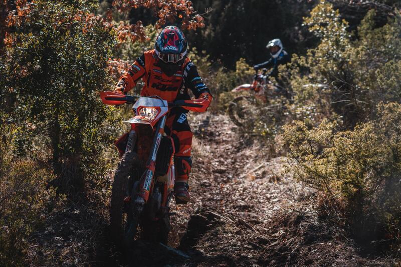 Il Perfetto osserva Danilo in un tratto tecnico di enduro