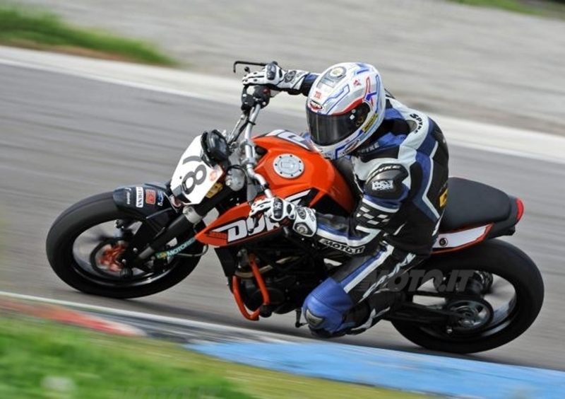 KTM 200 Duke Trophy, ve lo raccontiamo dalla pista