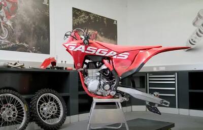 Da cross a supermoto in 5 minuti: GASGAS SM 450 F [Video]