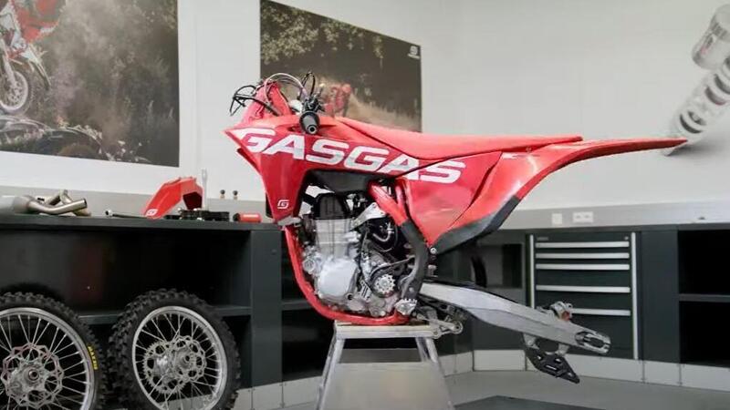 Da cross a supermoto in 5 minuti: GASGAS SM 450 F [Video]