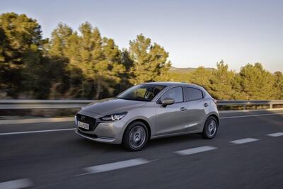 Prova nuova Mazda 2 MY2022: tutt&#039;altro che normale [video]