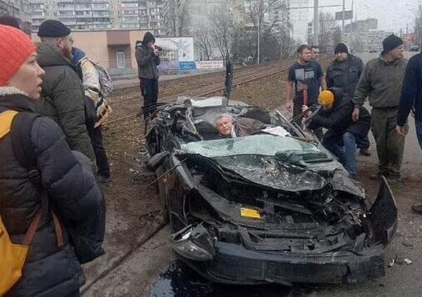Un carro armato russo travolge l&rsquo;auto di un anziano ucraino: &egrave; salvo per miracolo [VIDEO]