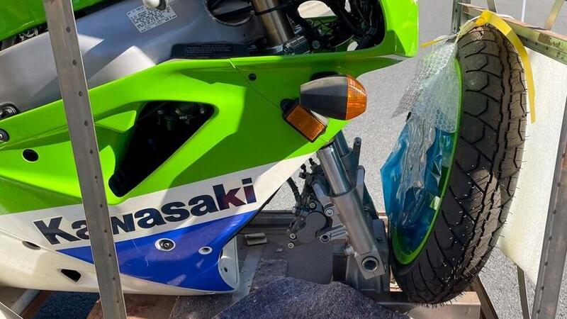 Venduta all&#039;asta per 58.000 euro la Kawasaki ZXR 750R ancora imballata