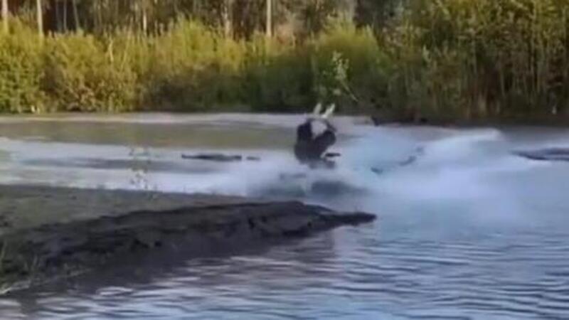 Quando si chiude l&rsquo;anteriore sulla moto&hellip; d&rsquo;acqua! [VIDEO]