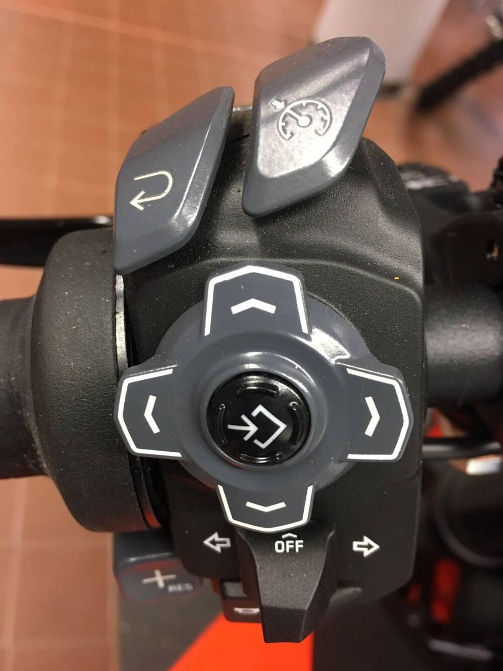 KTM 1290 Super Duke R (2022 - 23) (6)