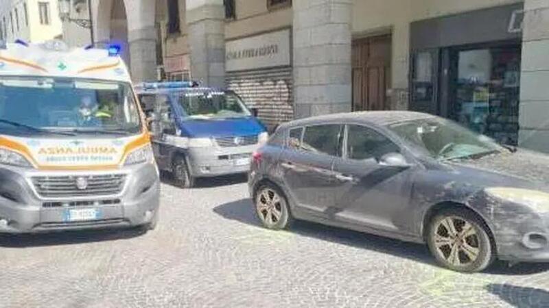 Moglie scende dall&rsquo;auto, marito ingrana la retro... E la colpisce 