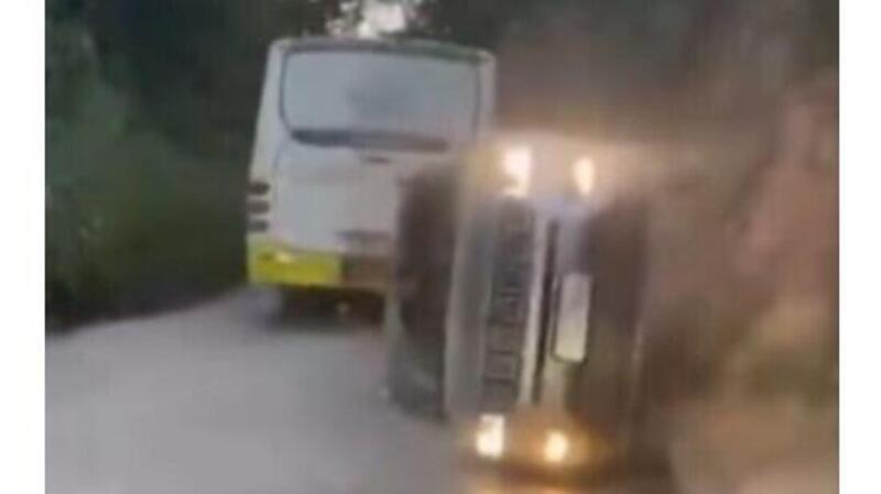 Bus fermo blocca la strada? No-problem: sorpasso impossibile con la Jeep su 2 ruote [video]